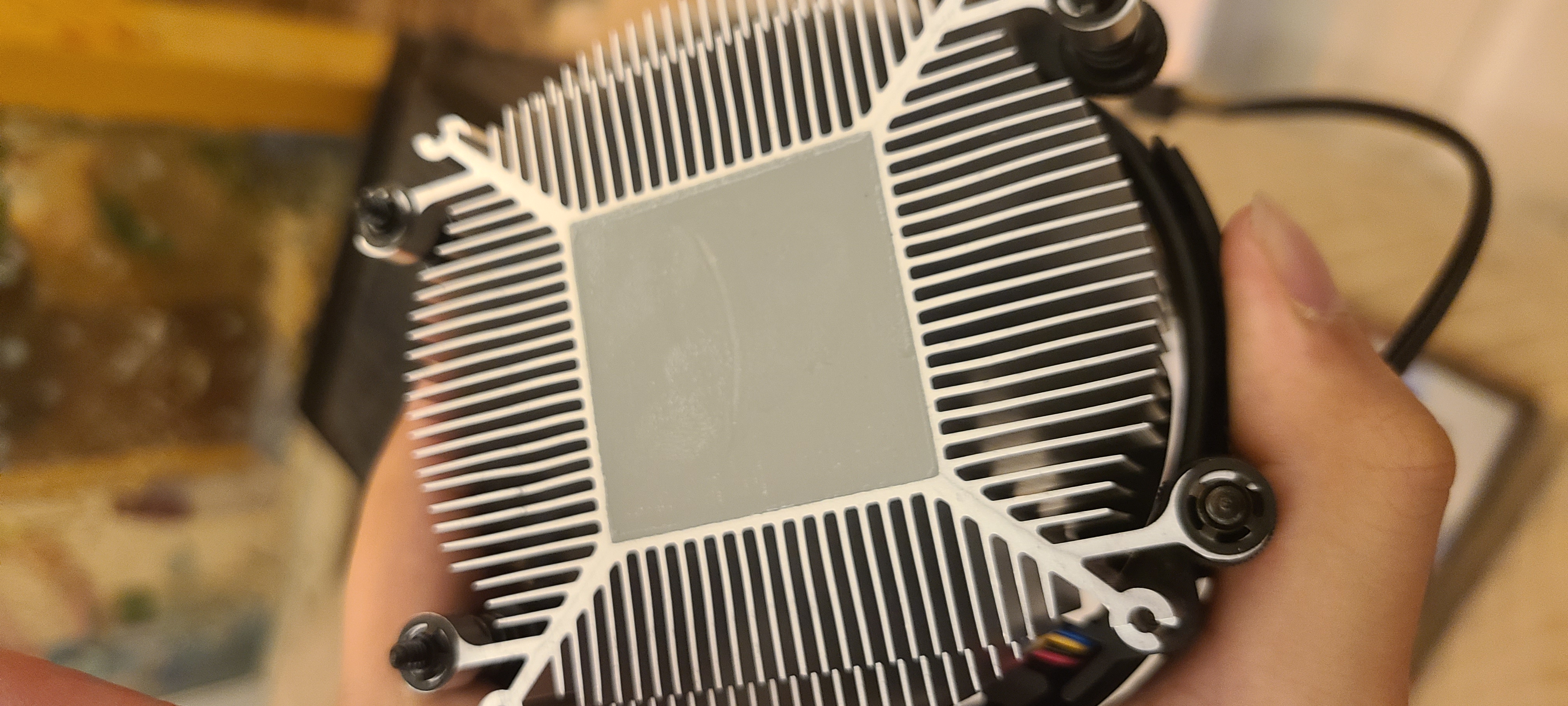 amd的原装散热硅脂要不要刮了另外重涂