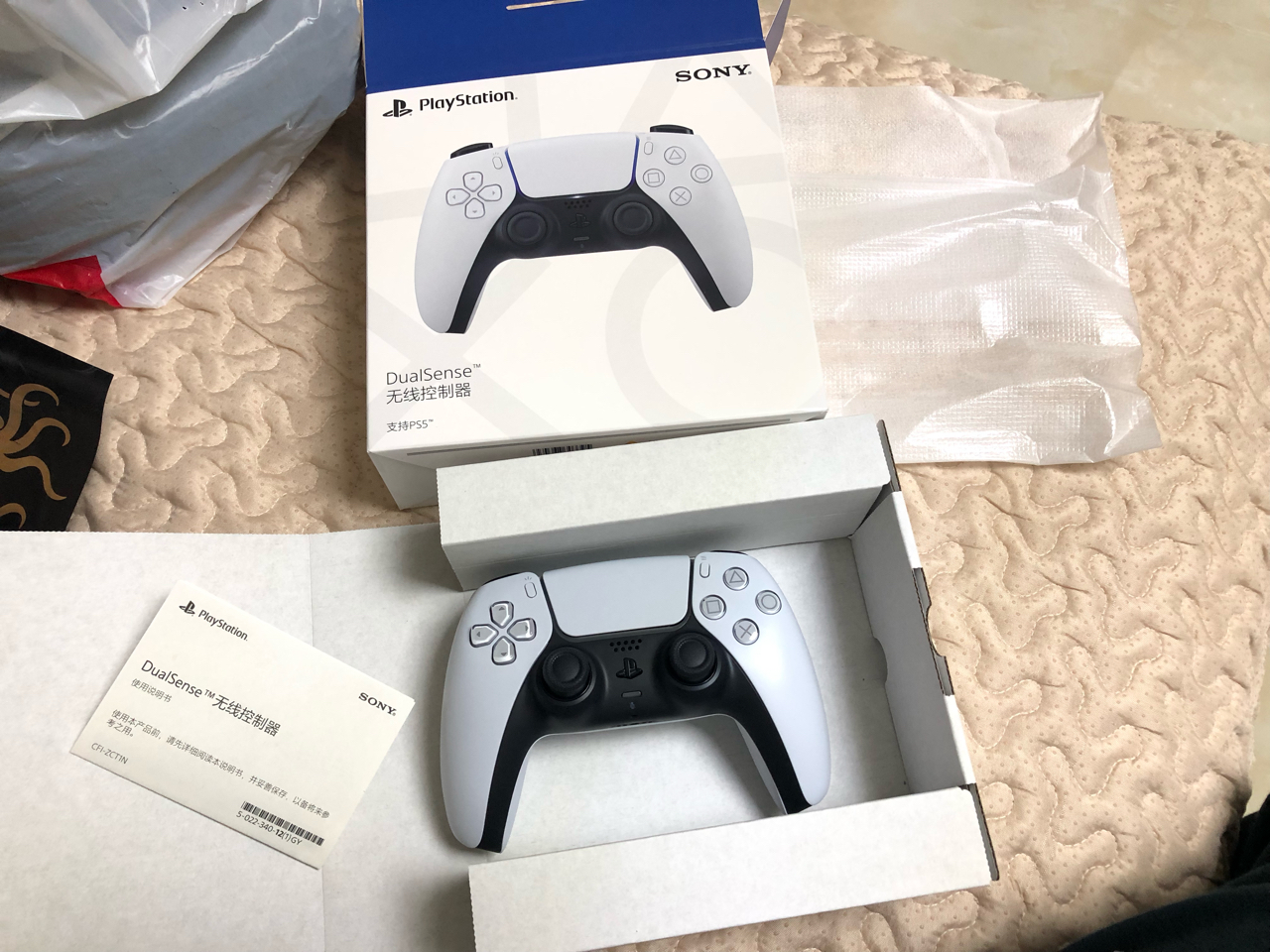 ps5手柄连数据线都不送吗