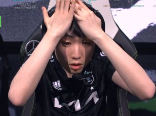 联盟赛事刚看到镜头给到showmaker那个瘫坐在座椅的表情