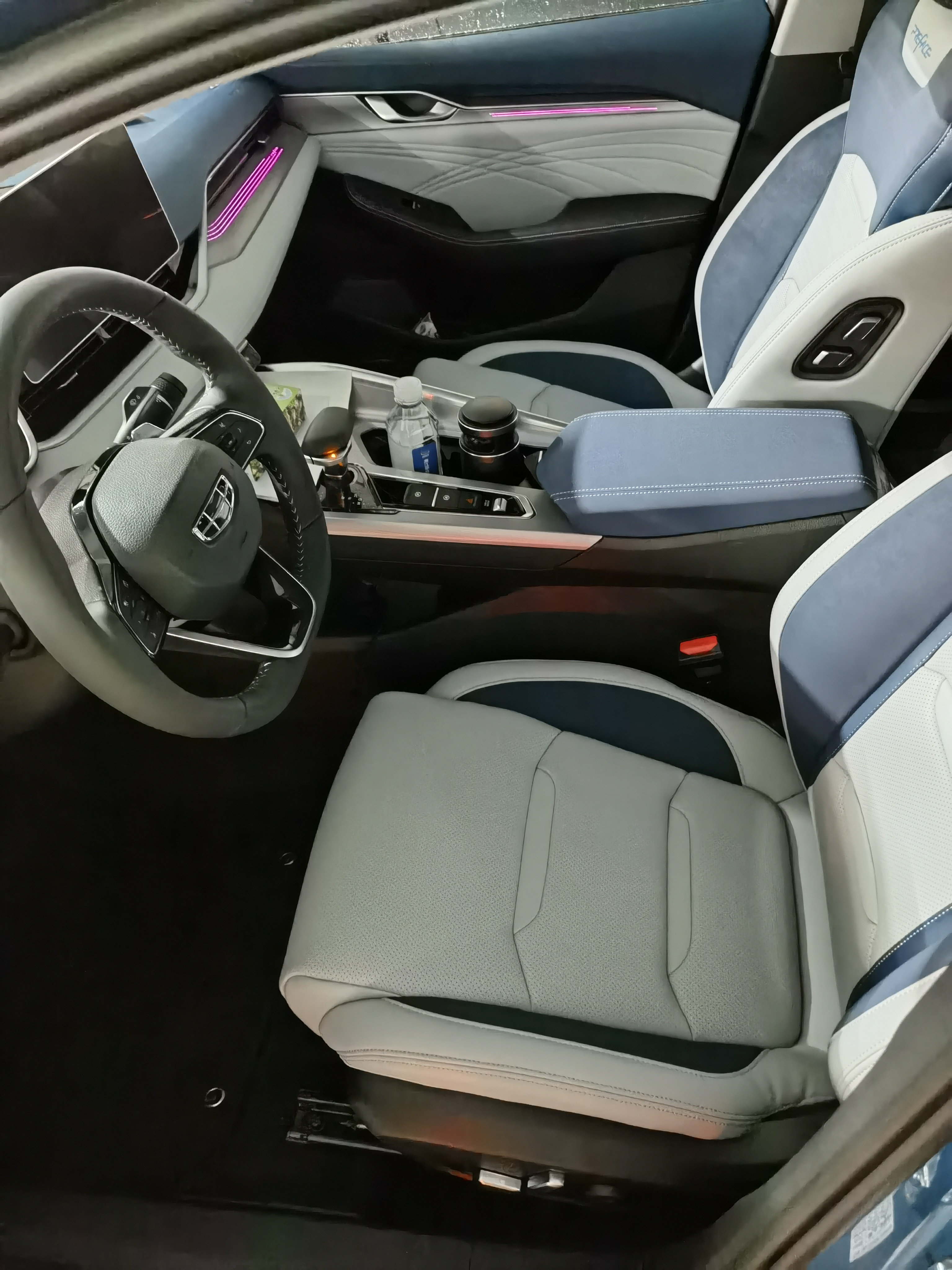 蓝白内饰选什么颜色的脚垫比较搭