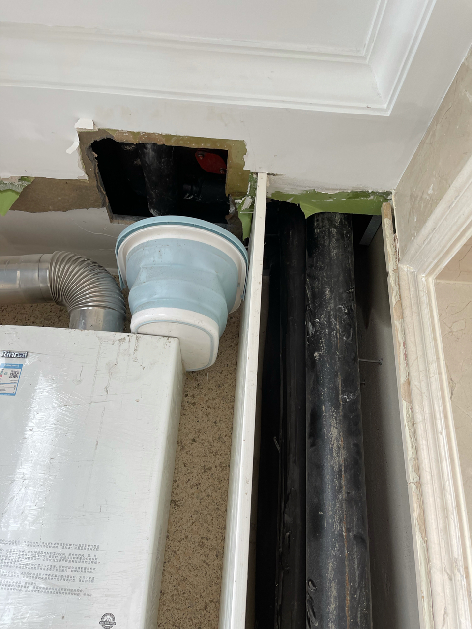 精装房阳台地漏存水弯漏水是开发商的责任还是楼上的