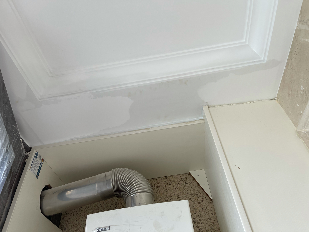 精装房阳台地漏存水弯漏水是开发商的责任还是楼上的