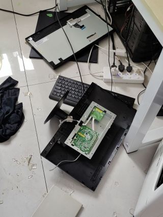办公室被砸图片图片