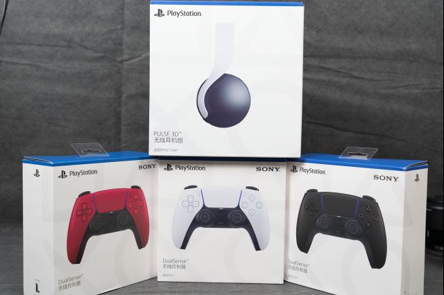 dual sense的包装和ps5及pulse 3d的耳机包装风格一致,正面是手柄外观