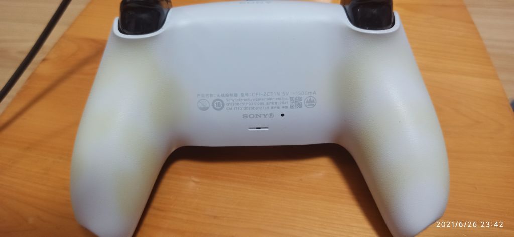 什么情况 为什么我手柄发黄了.ps5买来一个月