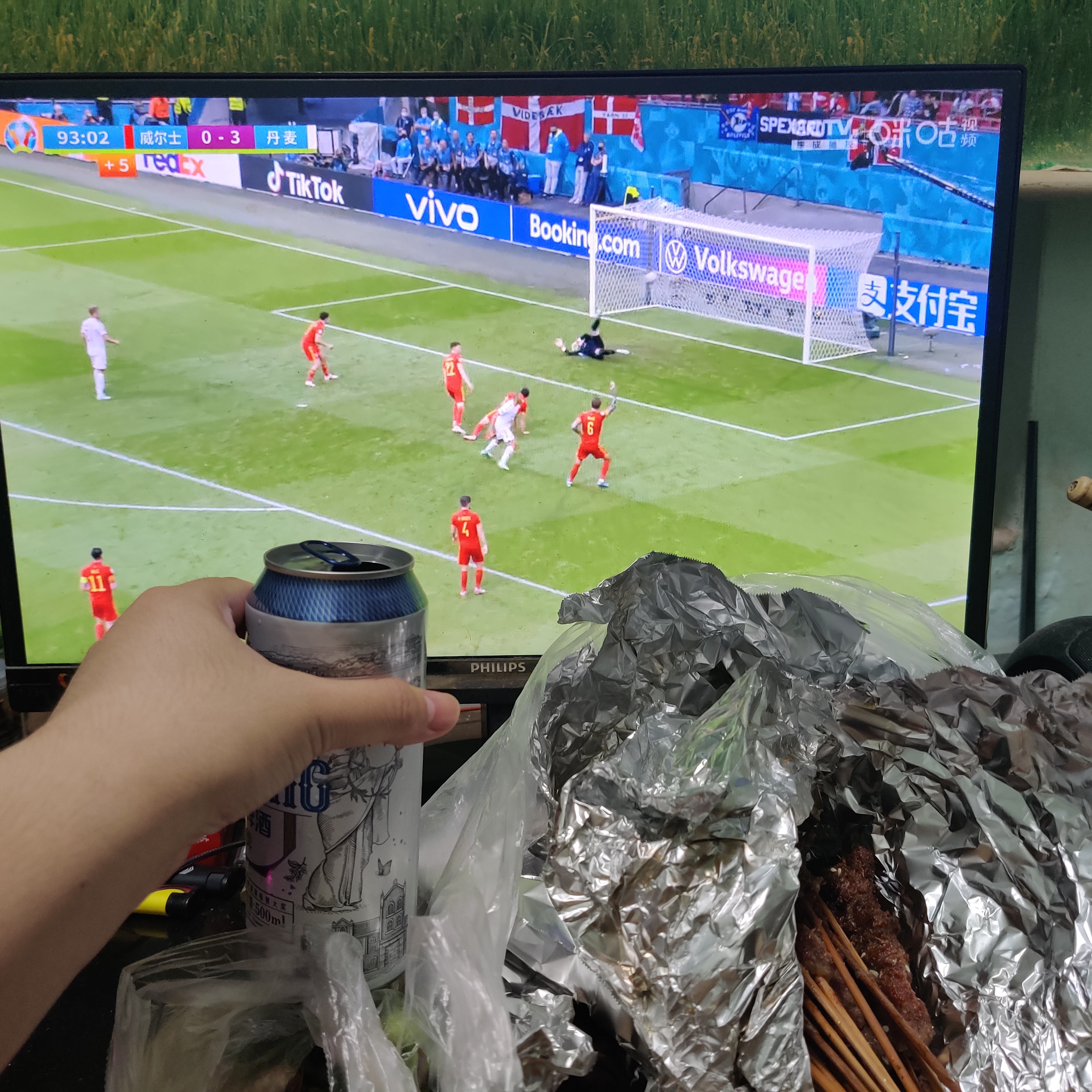 有几个老哥是在家看球的