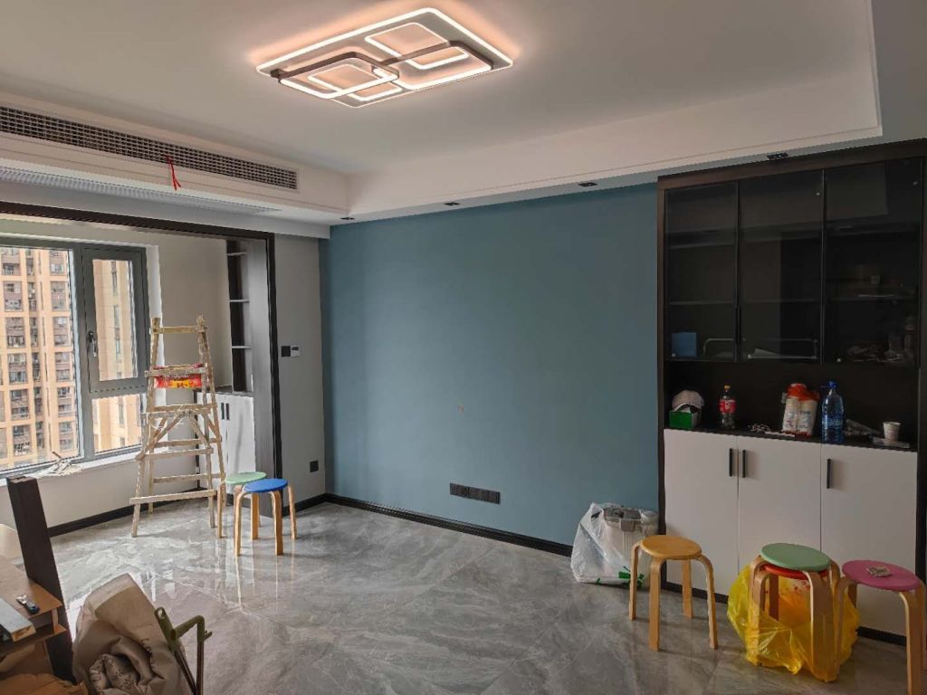 刷墙师傅说蓝色和黑色的乳胶漆近看都是不均匀的