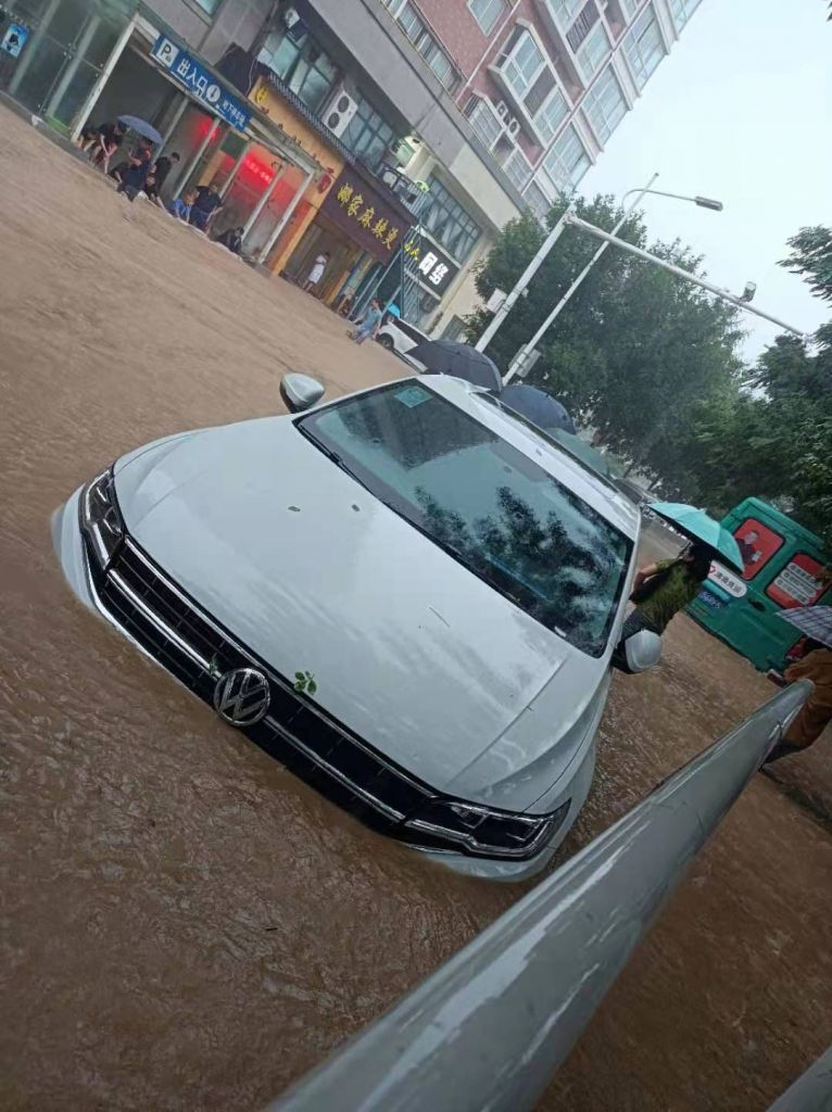 汽车俱乐部 弟弟的车被泡了