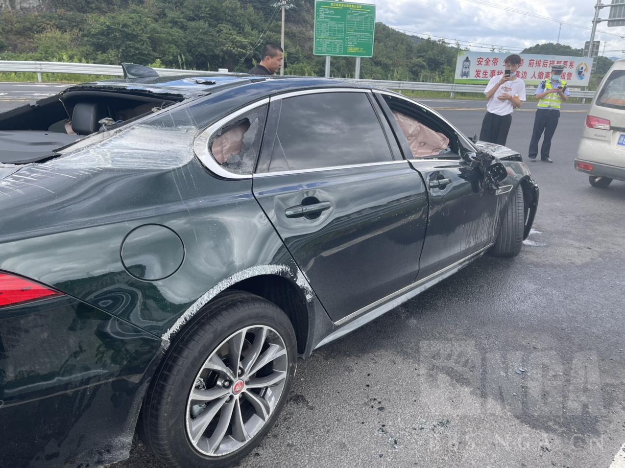 说到碰撞这个事故中捷豹的表现如何新车未上牌就报废了