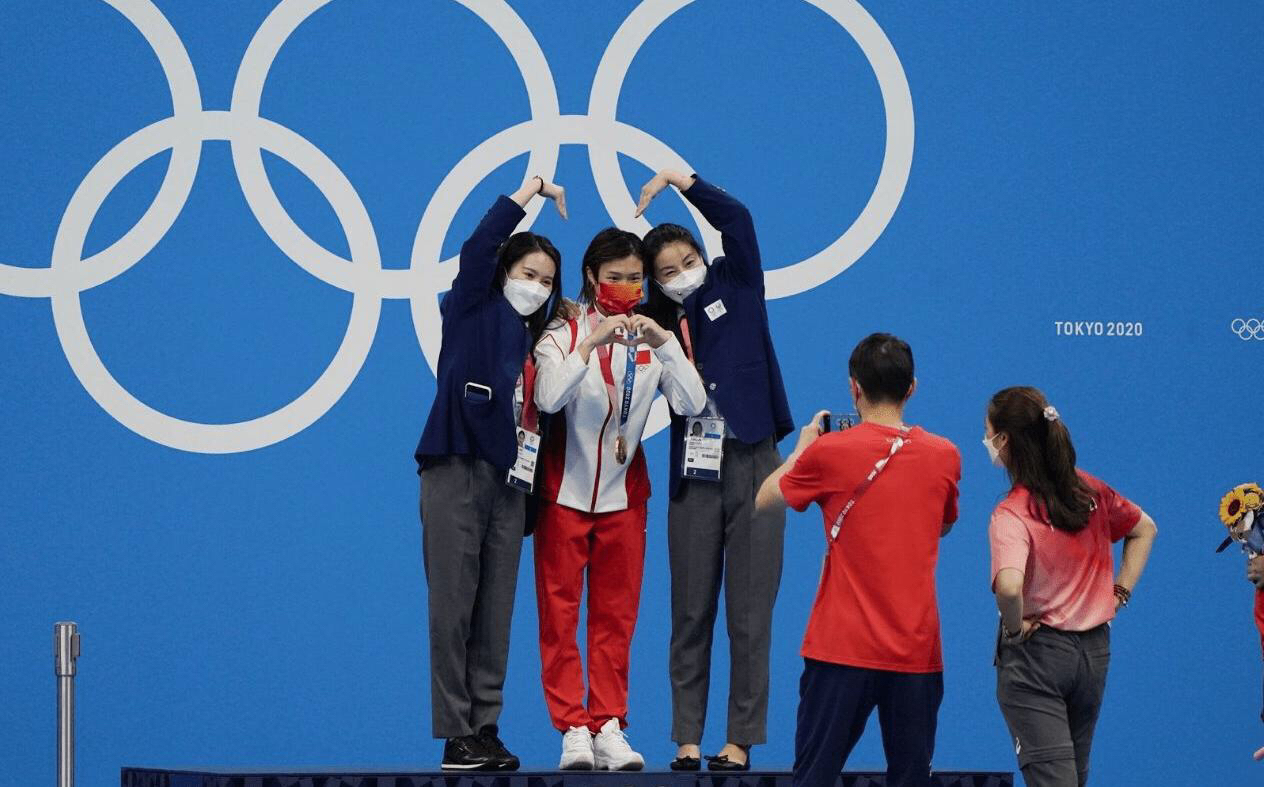 又一奥运名画中国跳水3代女神比心合影13金的传承