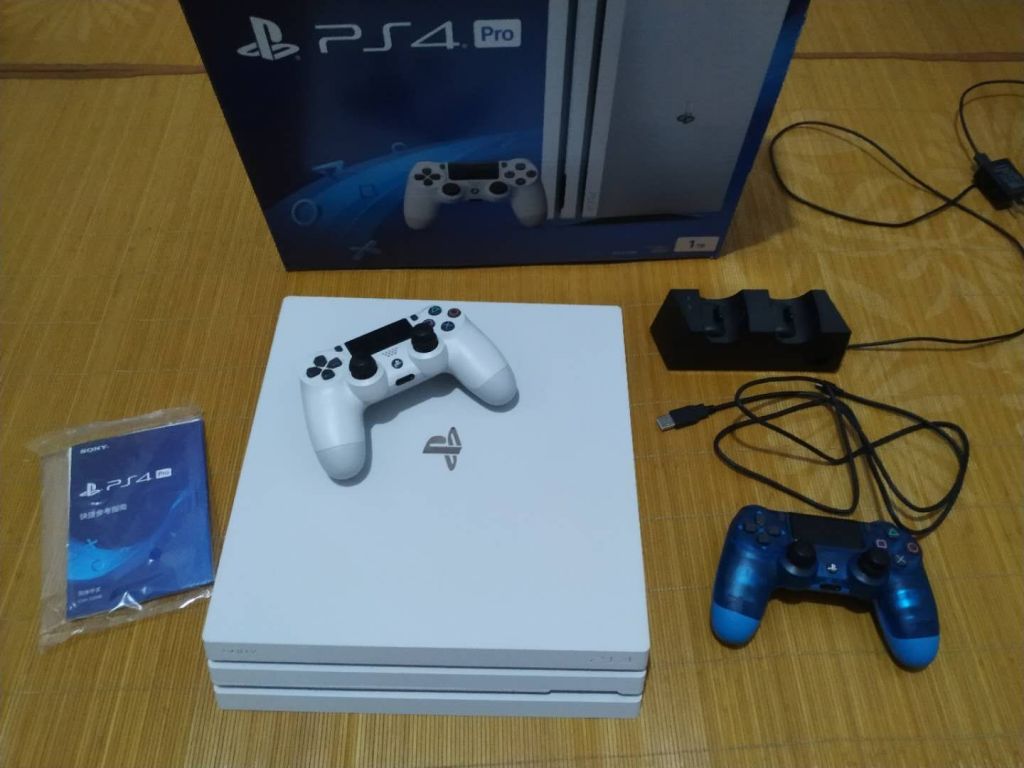 ps4 pro国行7209b,双手柄,已出.