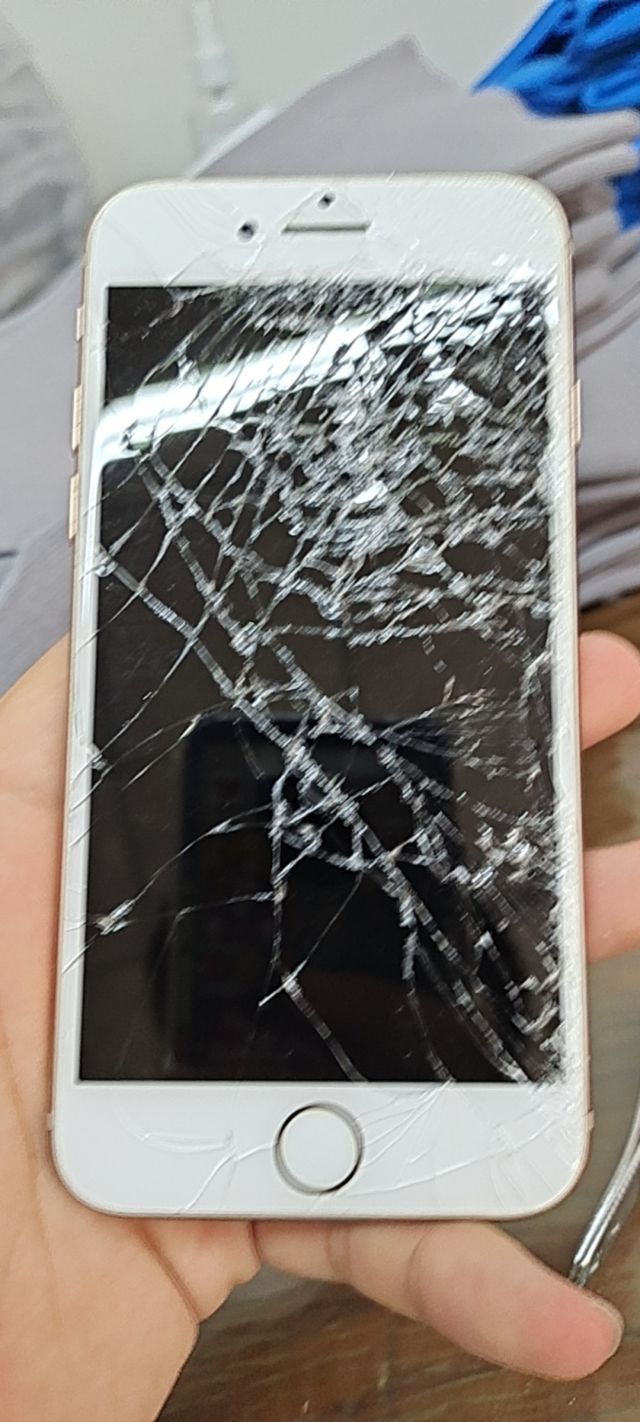 出一个iphone8破损严重已出