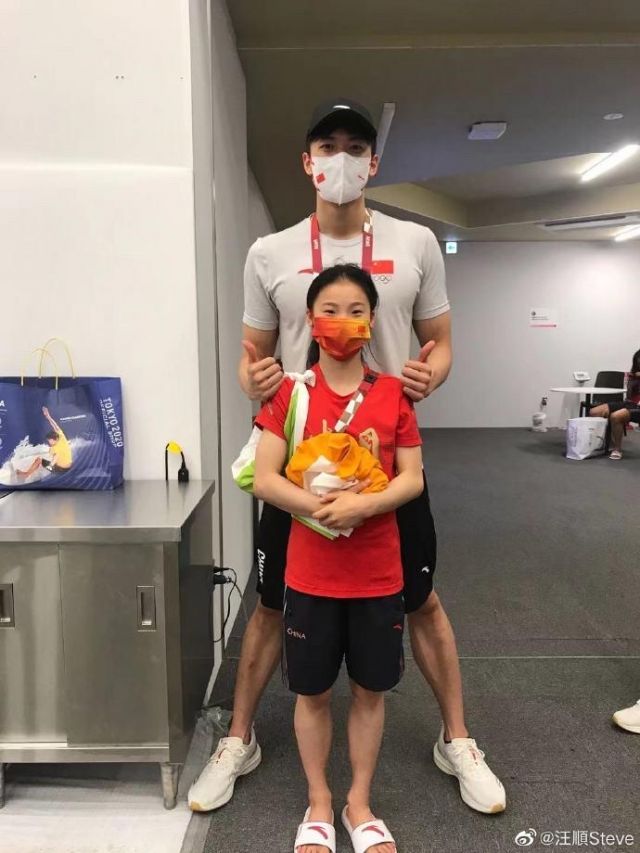 奥运冠军"最萌身高差"有了! 汪顺晒与管晨辰合影
