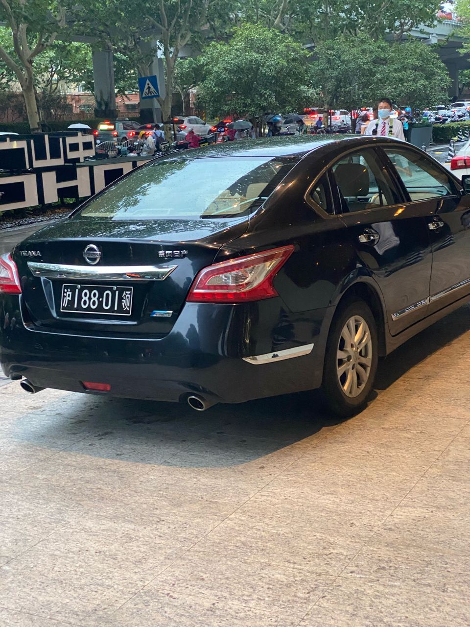 公司楼下的法国领馆车