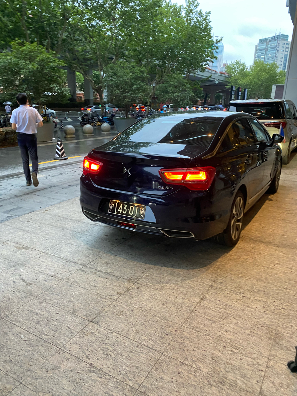 公司楼下的法国领馆车