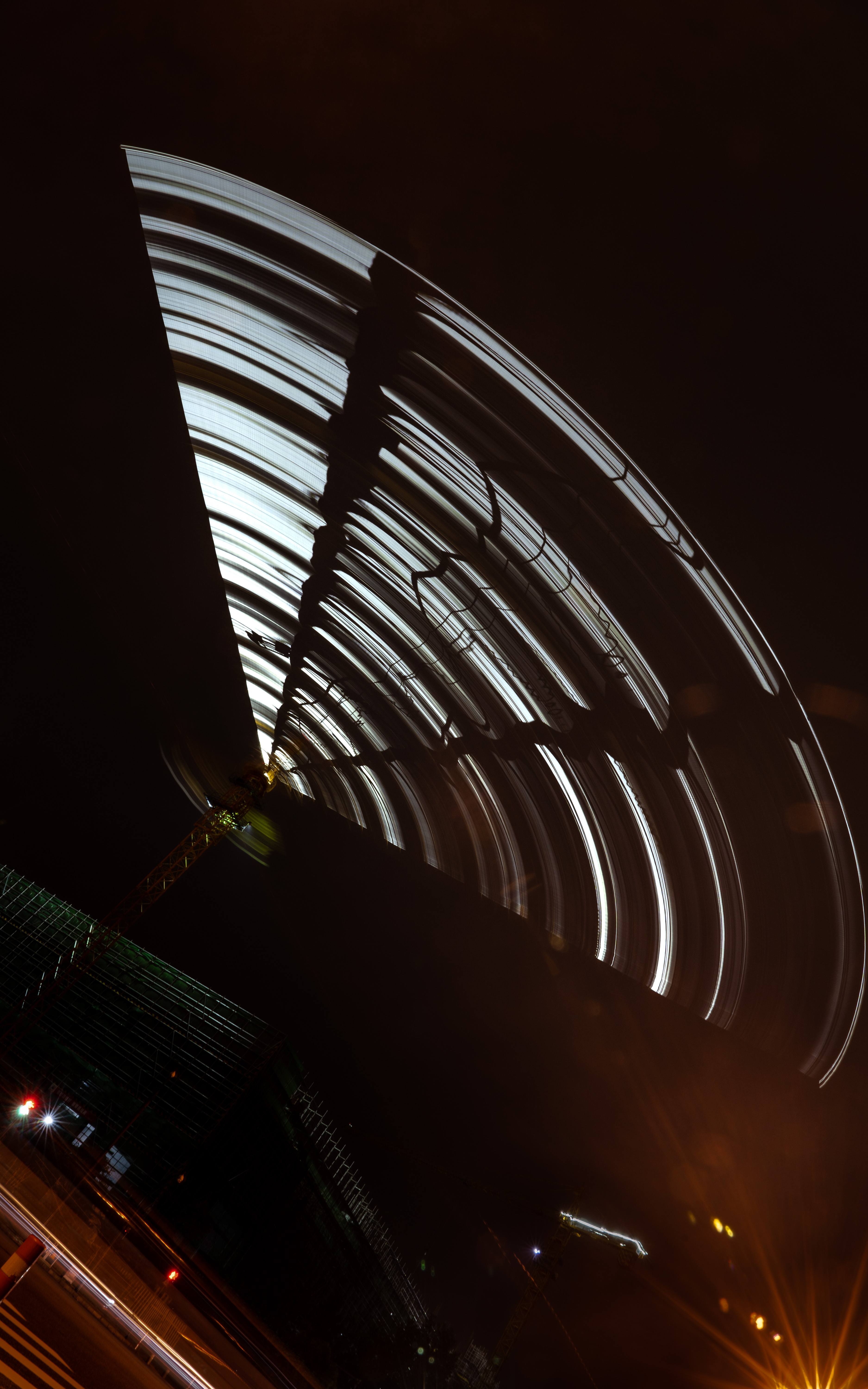 《夜晚施工中的平臂塔吊》