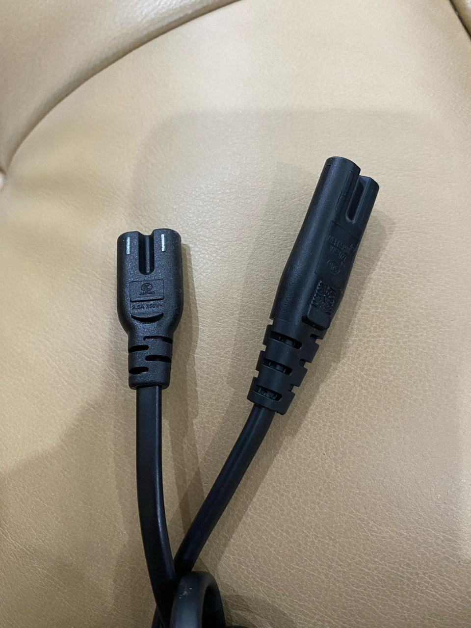 求助 这两个哪个是ps5的电源线