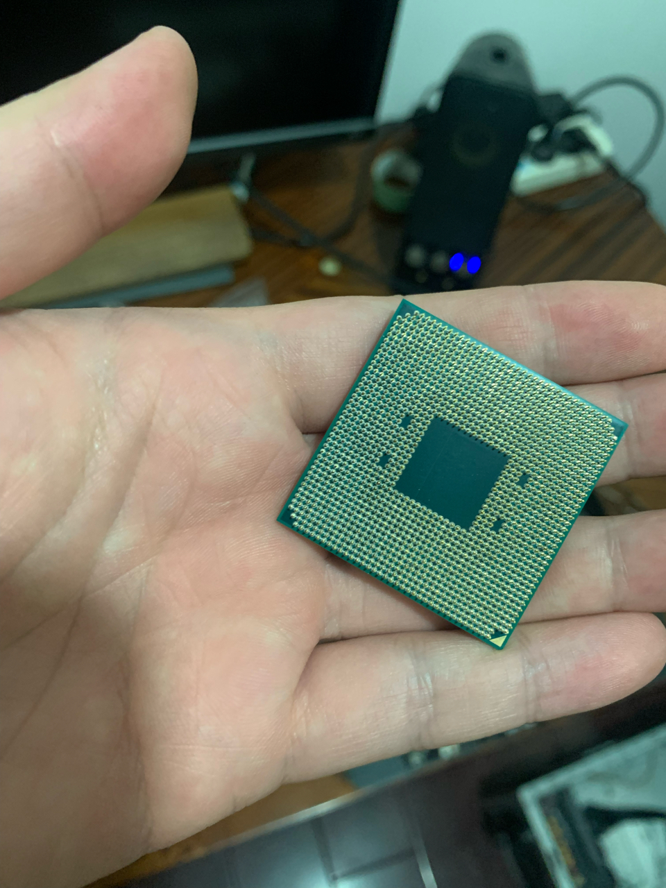 在线求助这个amdcpu5600x针脚应该全部没入主板吗