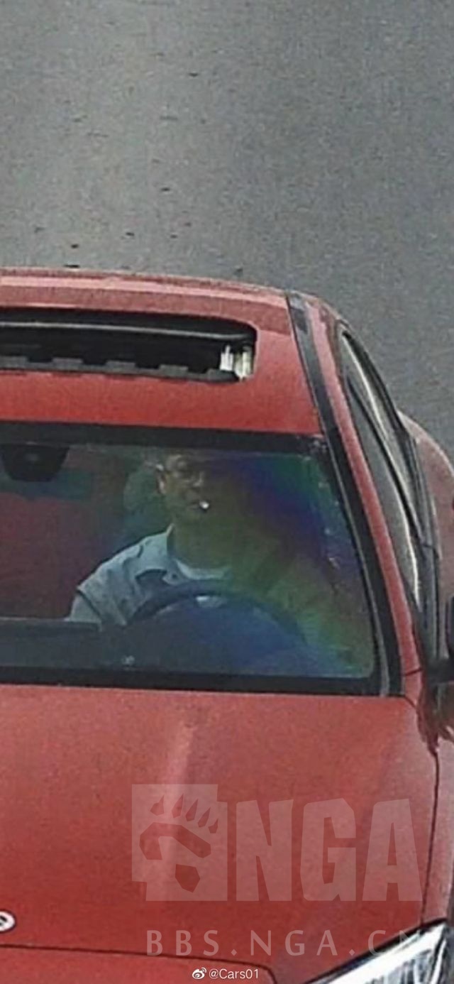 车玻璃上一颗鸟屎拍下来说抽烟了