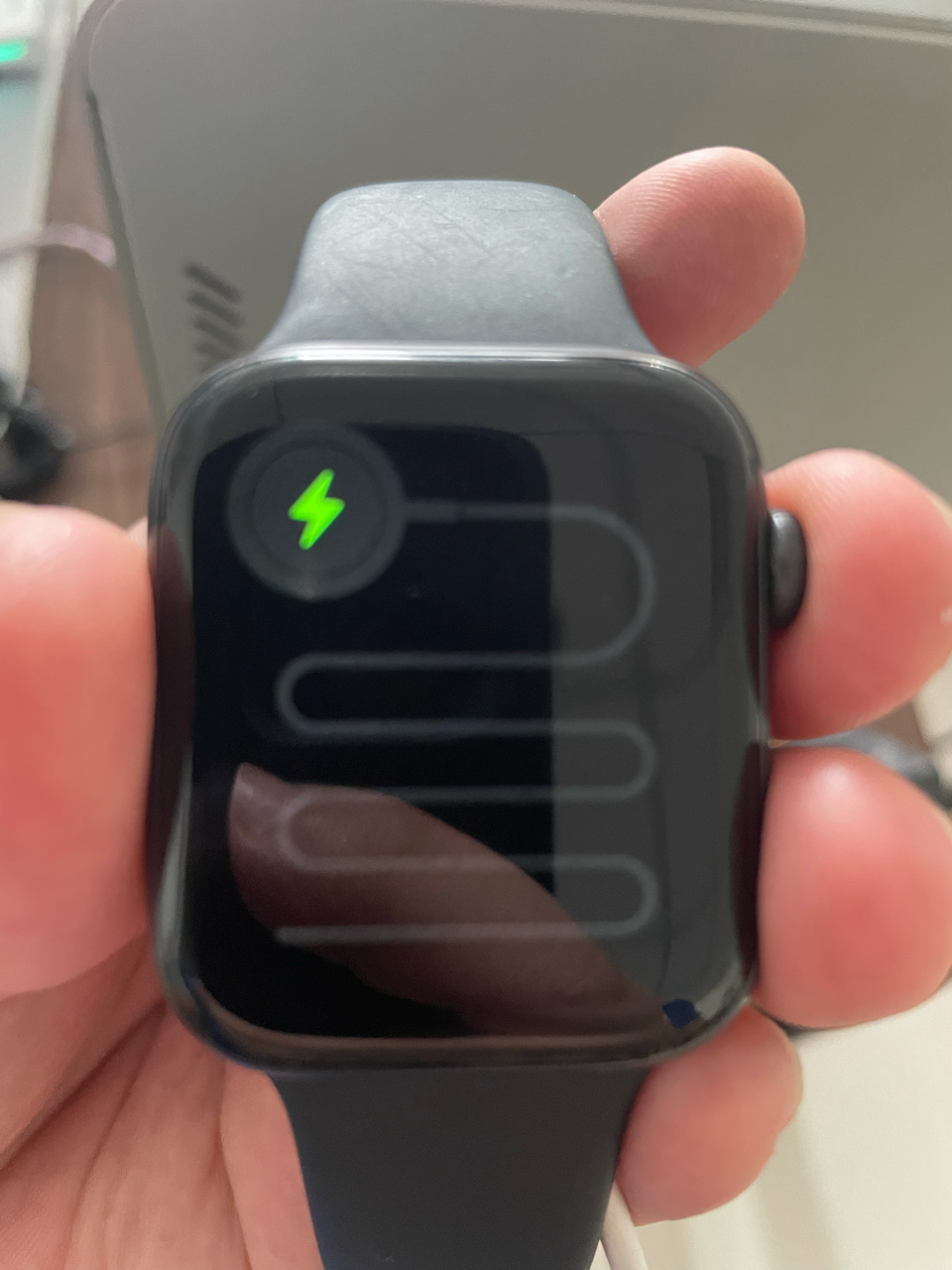 苹果手表显示绿色闪电和数据线是不是意思坏了