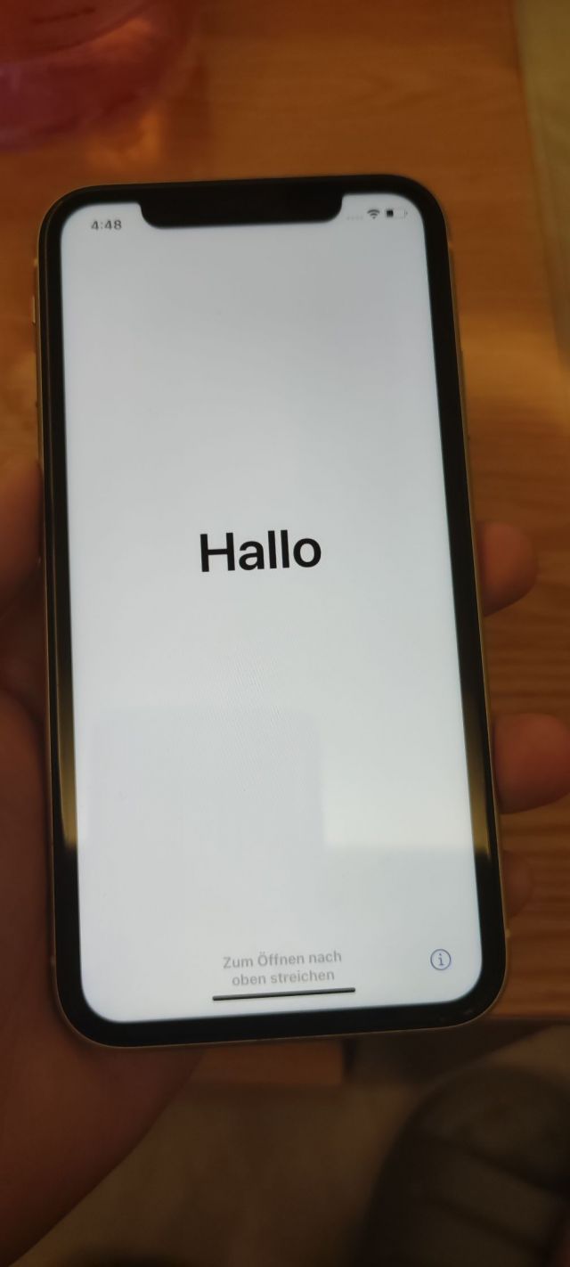 出一台iphone11 白色128g