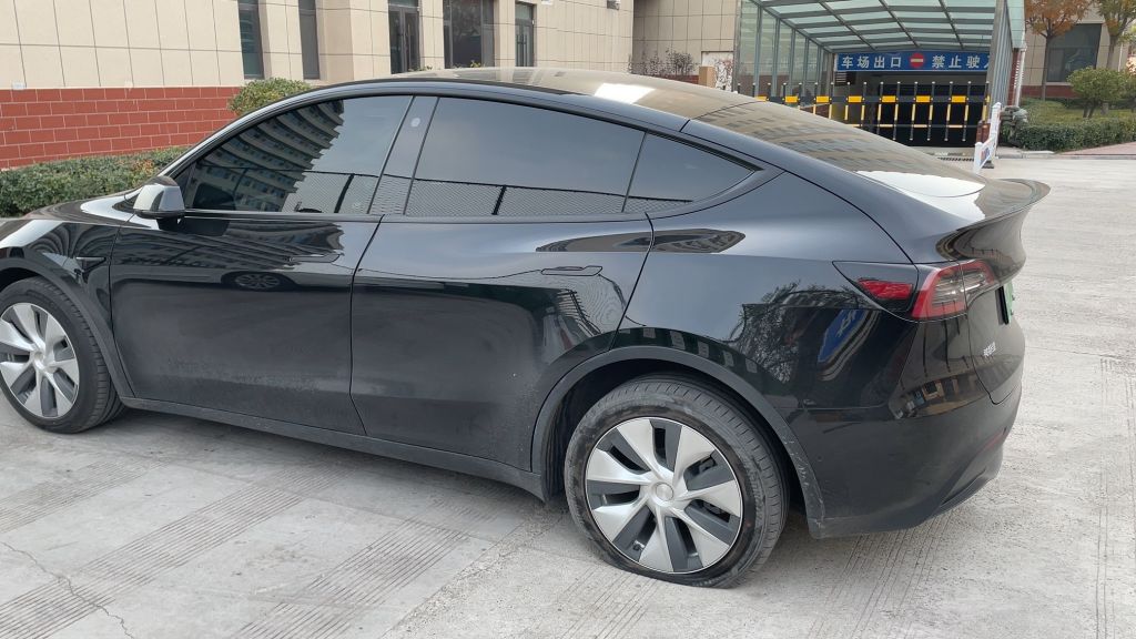 特斯拉的车胎自己爆了