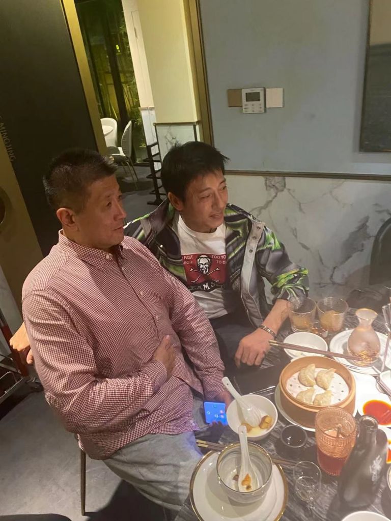 新鲜的面子昨天我表哥陪老板外面吃饭偶遇吕颂贤