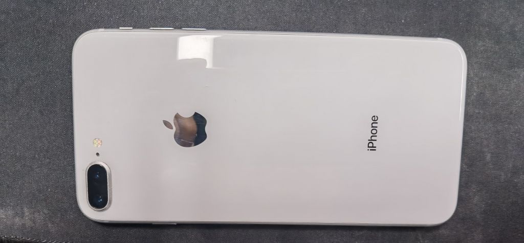 出两个苹果手机二选一iphone8plus和iphone11