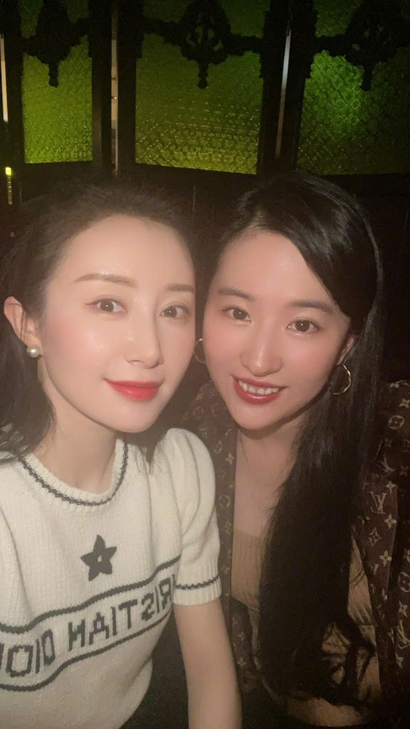 舒畅晒与刘亦菲合影引热议网友天山童姥和王语嫣