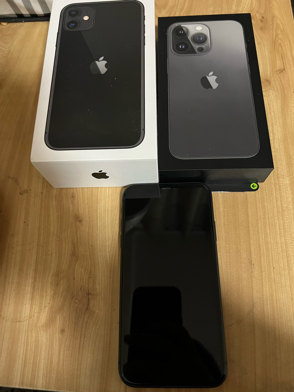 出一个iphone11128g黑色2800包邮