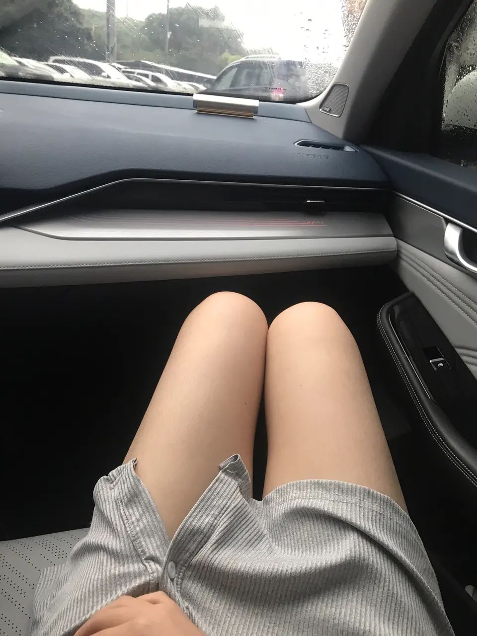 虽然但是现在懂车帝上晒车都必须晒腿了么