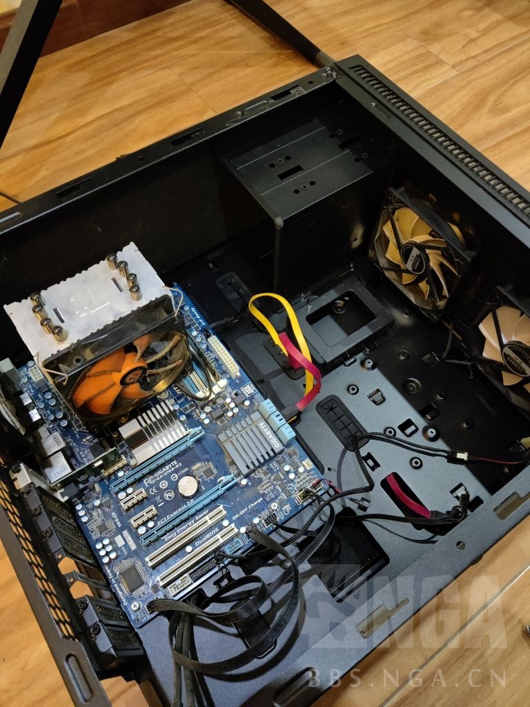 个机箱一个300w电源一块amd1090t配板卡一块g3260配板卡以及ddr3内存