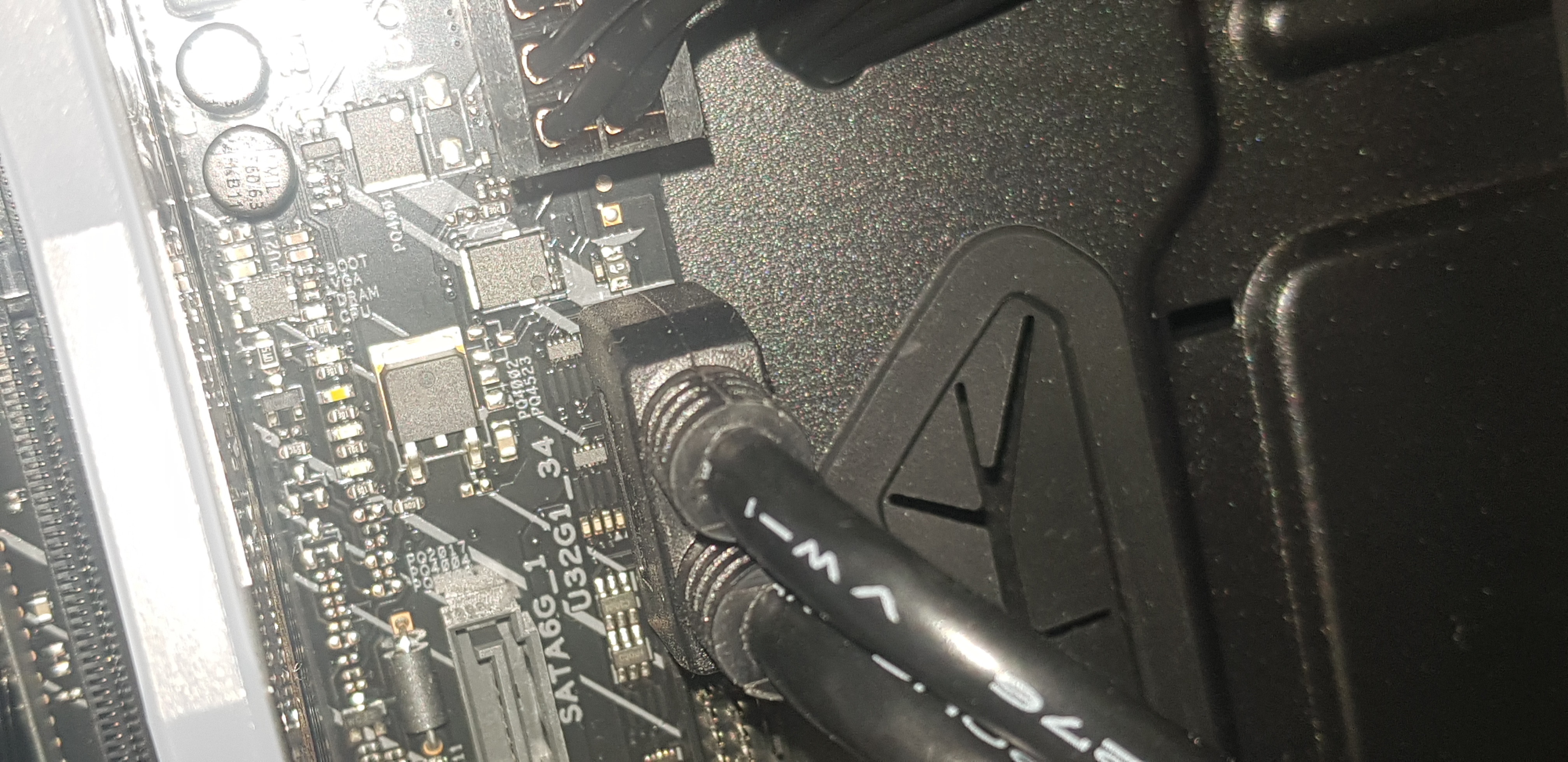 求助为什么主板有个白灯一直亮着