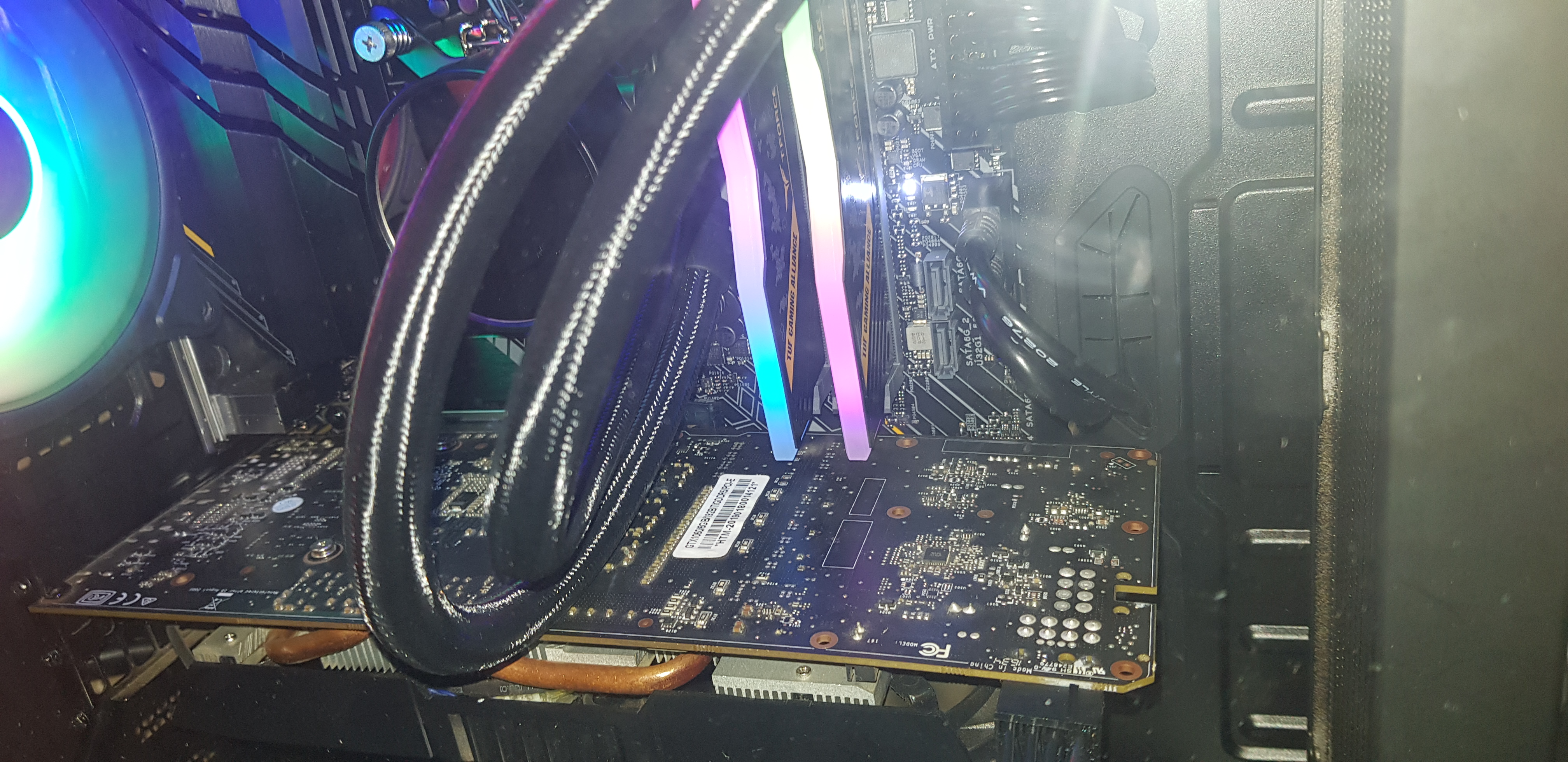 求助为什么主板有个白灯一直亮着