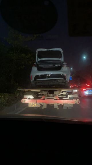 被联动云追尾了就在刚才tnga雷凌被联动云追尾