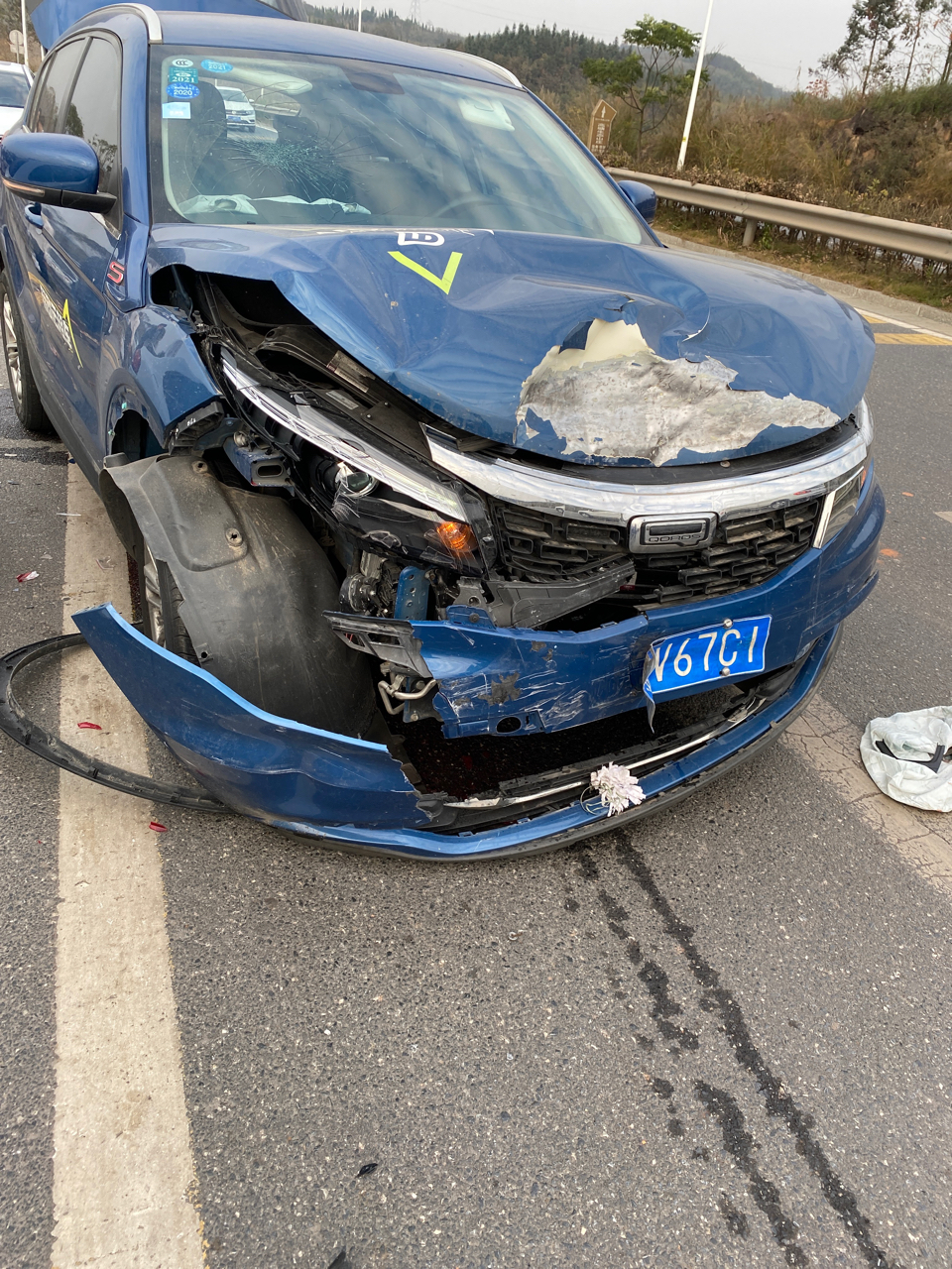 被联动云追尾了就在刚才tnga雷凌被联动云追尾