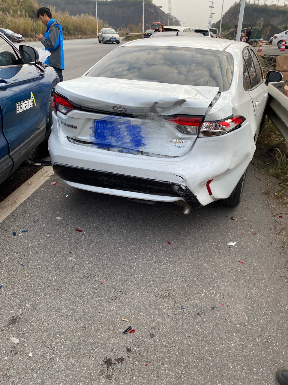 被联动云追尾了就在刚才tnga雷凌被联动云追尾