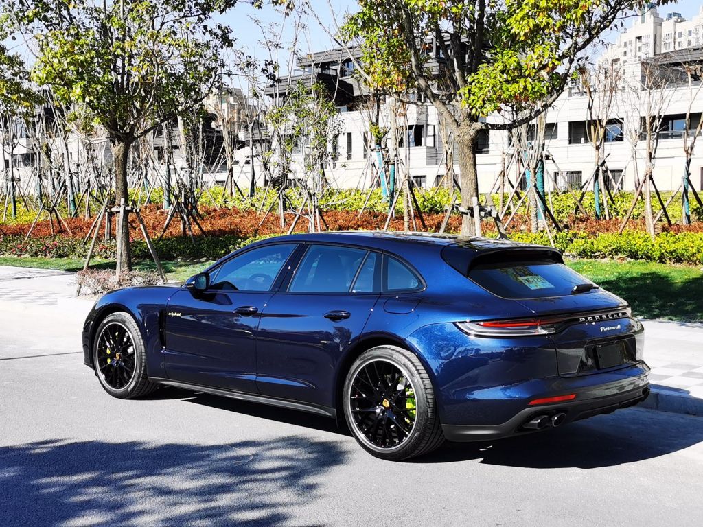 发个提车贴算是比较少见的一款panamera混动帕美猎装