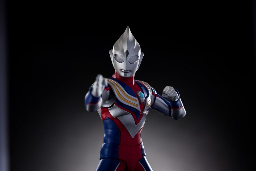 可动成品真骨雕迪迦玩了差不多一个月情况还好