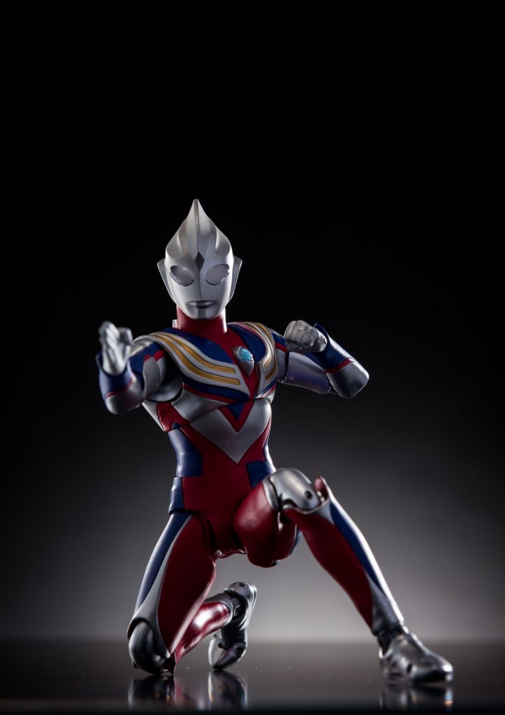 可动成品真骨雕迪迦玩了差不多一个月情况还好