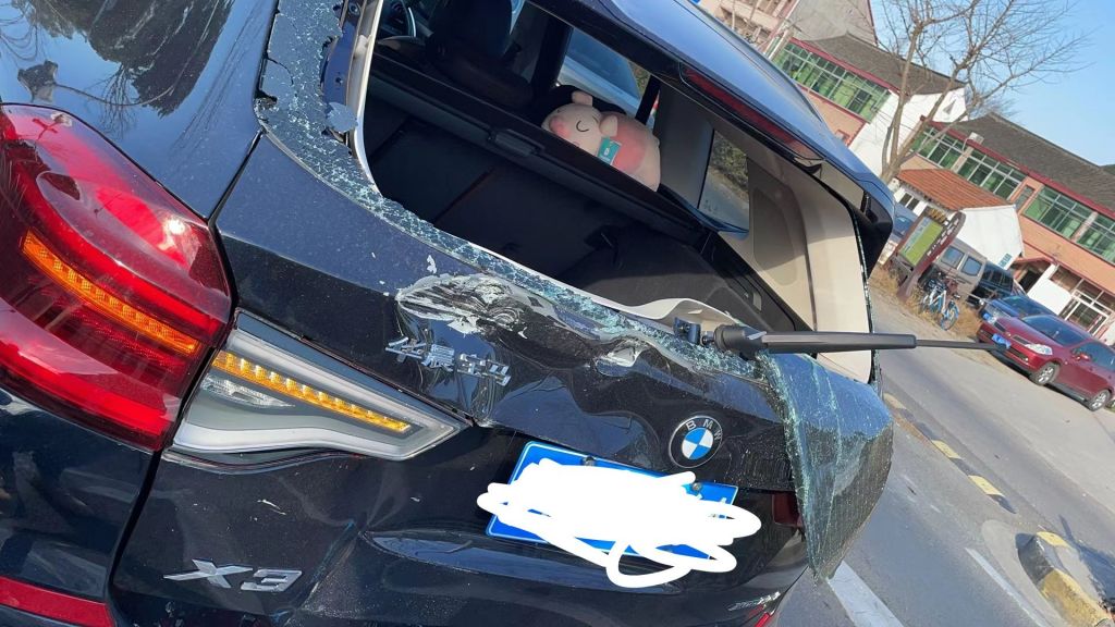 求助宝马被撞维修问题