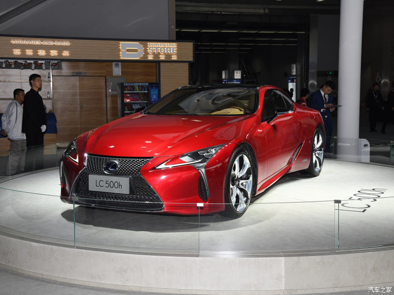 街上看到红色雷克萨斯lc蛮有气势