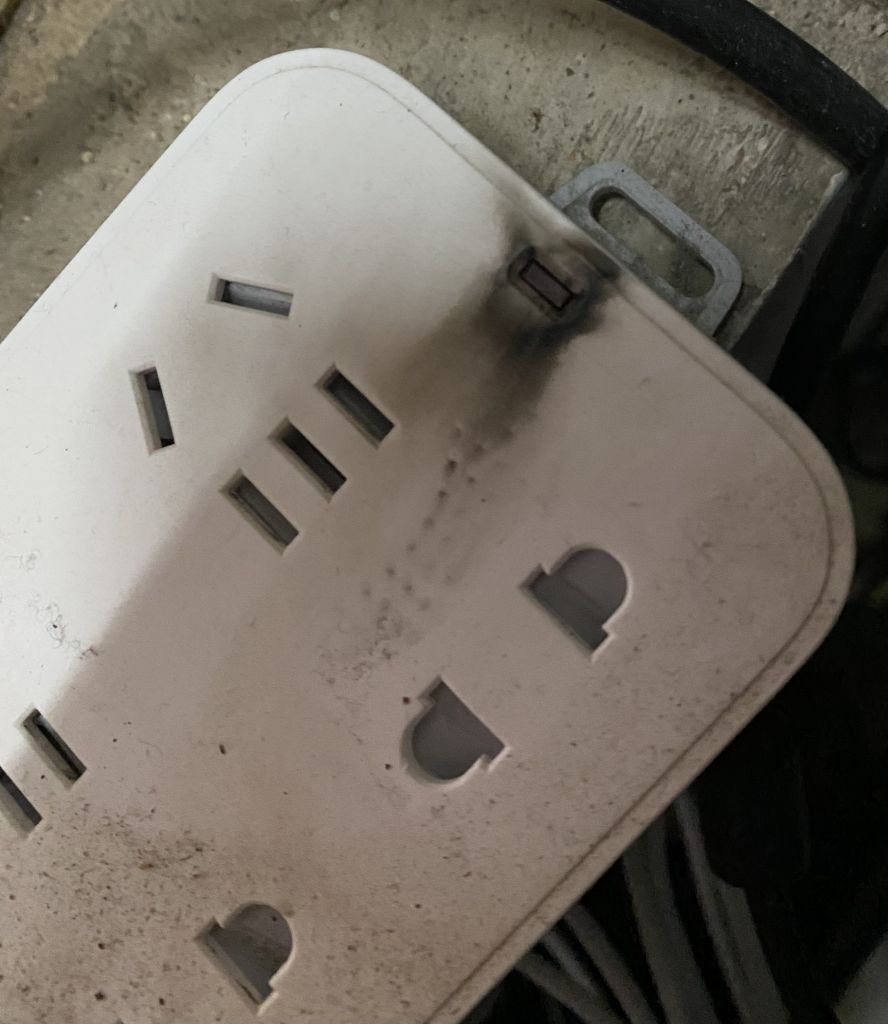 公牛插座的灯居然烧起来了补上带logo的图