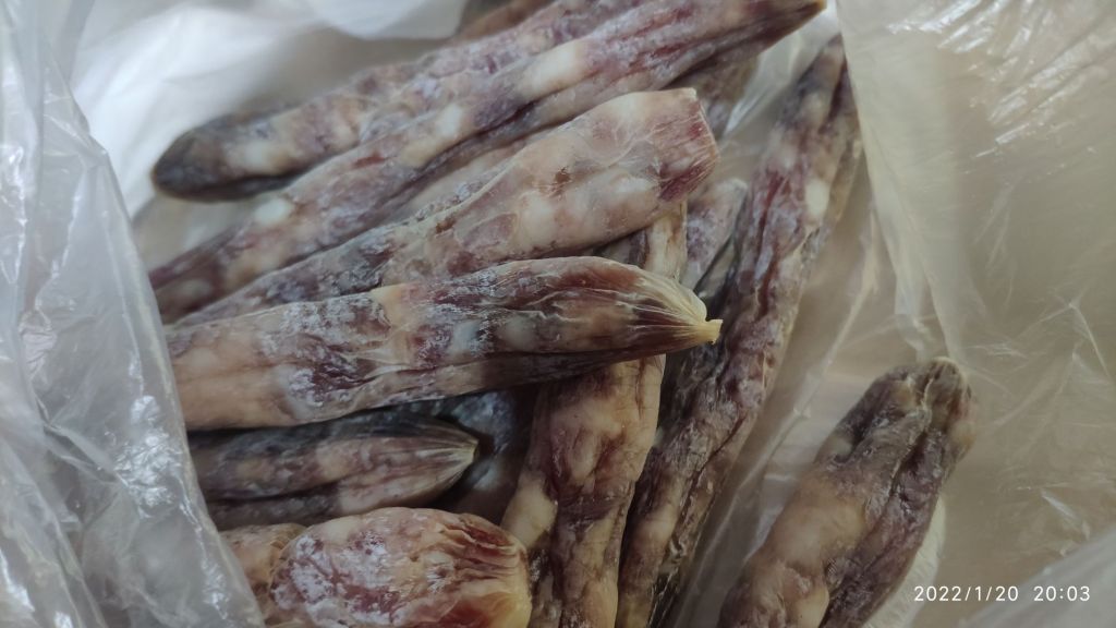 自制腊肠在零度保鲜层放了一周发现有白霜长毛了还是油盐析出