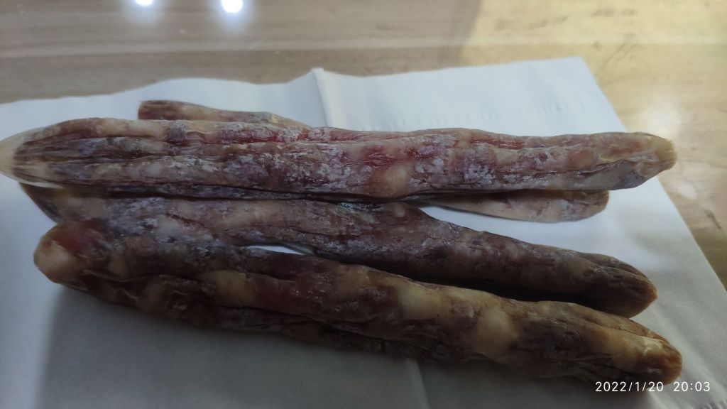 自制腊肠在零度保鲜层放了一周发现有白霜长毛了还是油盐析出