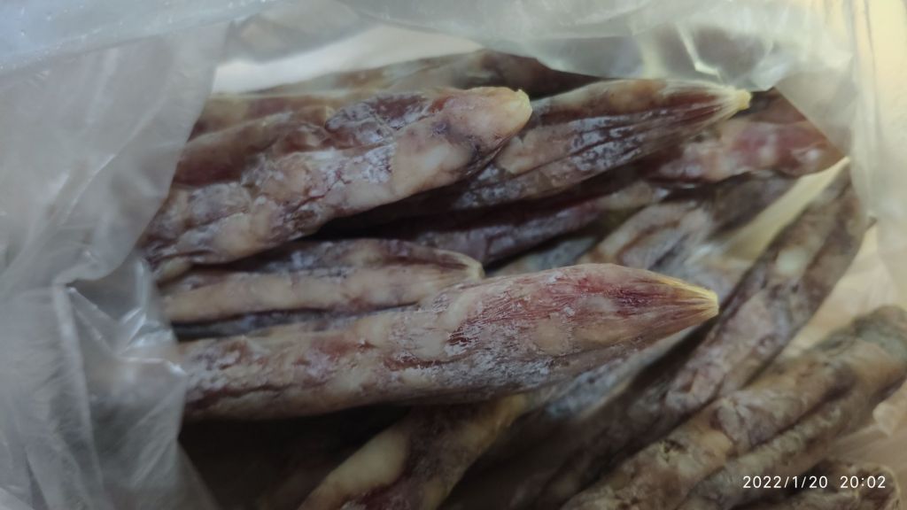 自制腊肠在零度保鲜层放了一周发现有白霜长毛了还是油盐析出