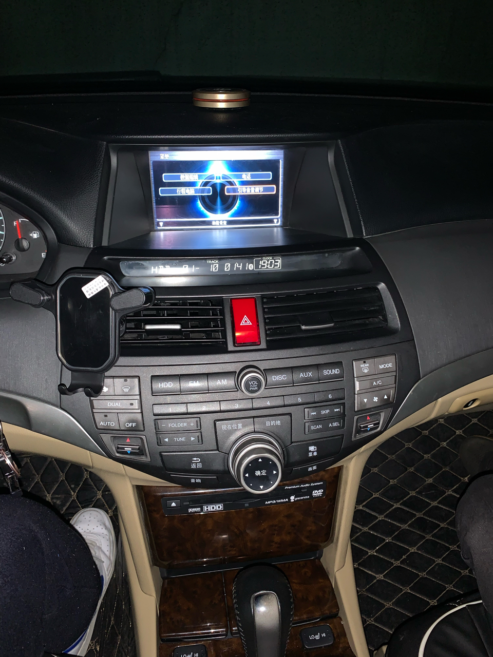 8代雅阁怎么连蓝牙放歌啊还有内存卡在哪