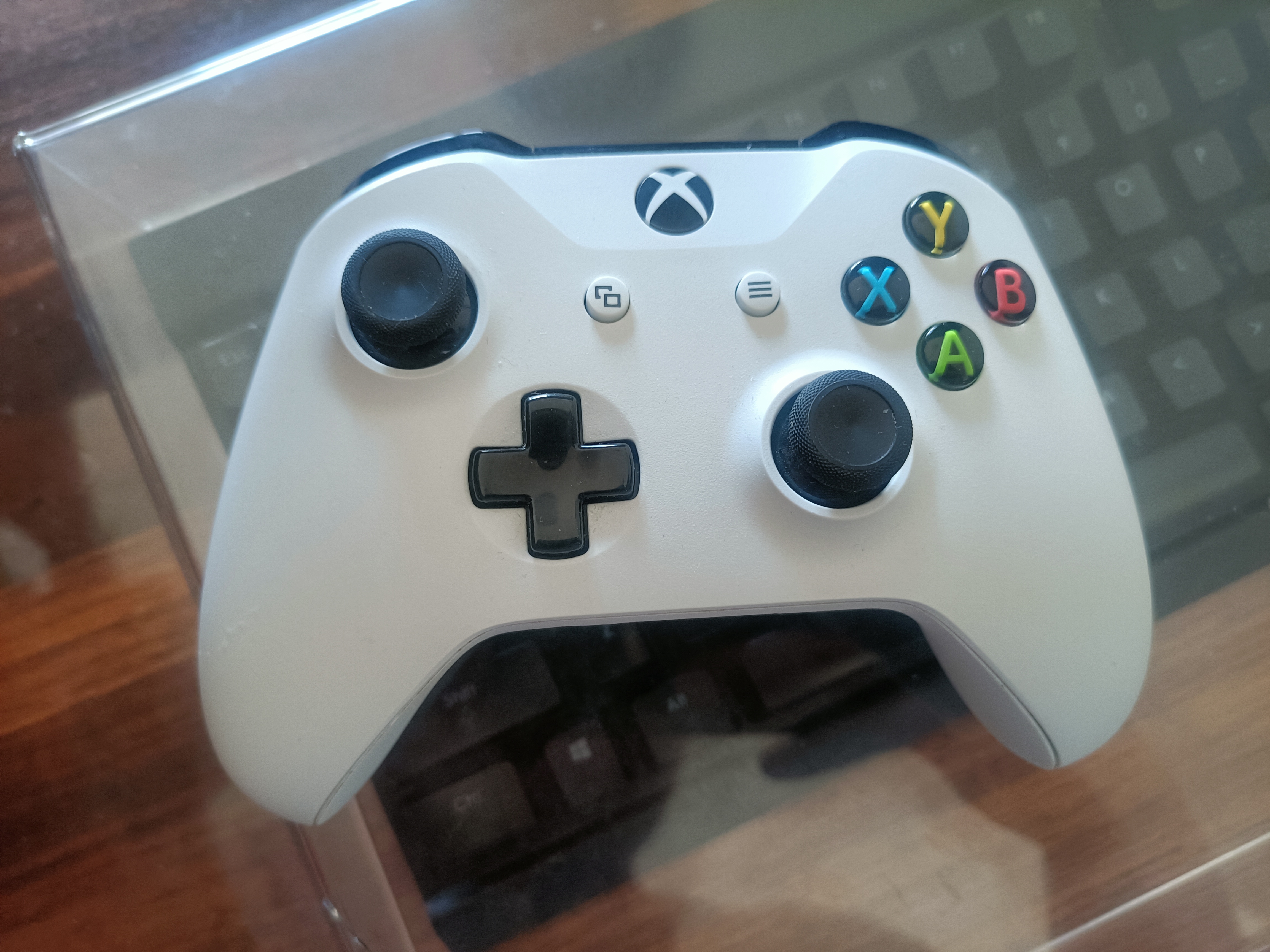 已出出白色xboxones手柄京东换新至10月底