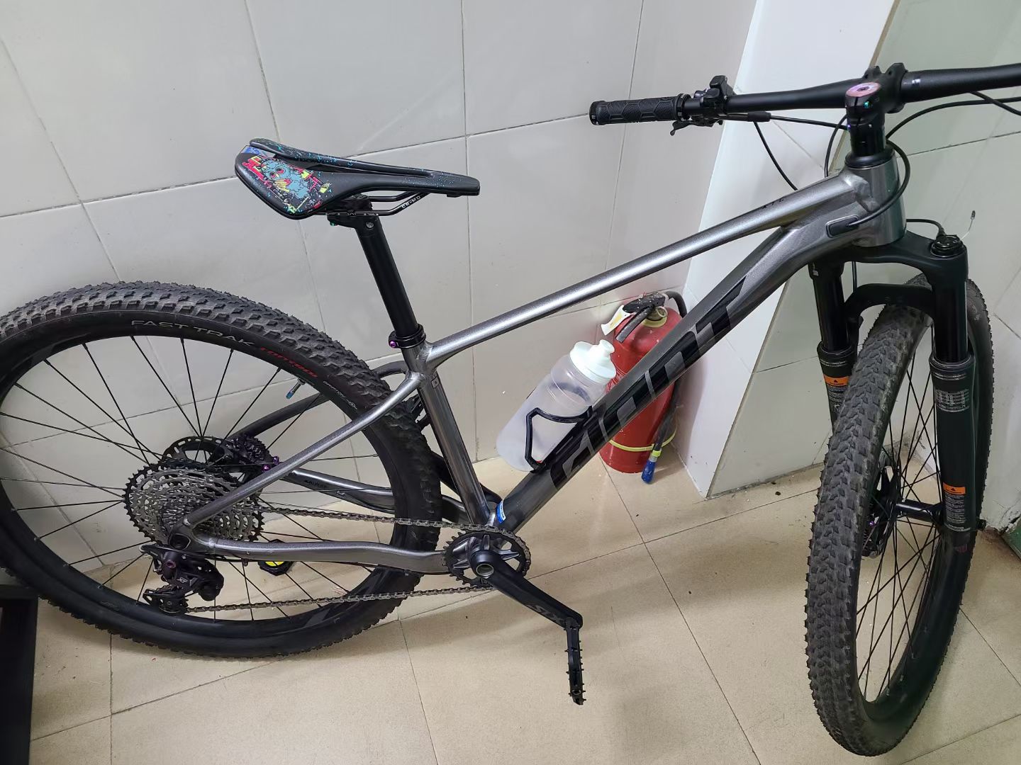 出一辆捷安特xtcslr291