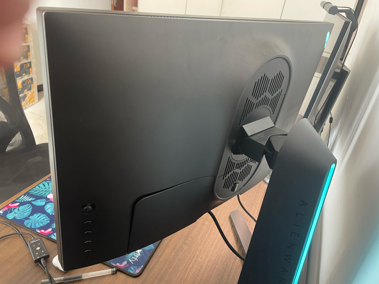 出一台外星人aw2521hf显示器240hz黑色